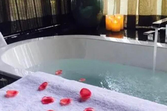 杭州萧山区水疗池中的失重冥想:当身体学会漂浮